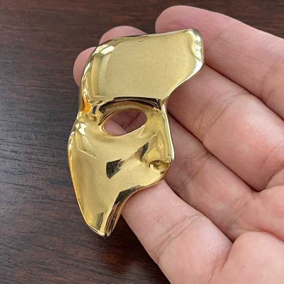 1989 signed Albert Elovitz Phantom of the opera gold tone pin brooch - Picture 2 of 4